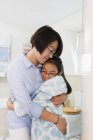 Liebevolle Mutter und Tochter umarmen sich im Badezimmer — Stockfoto