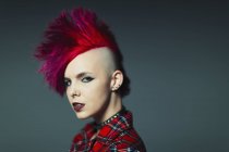 Porträt selbstbewusste, coole junge Frau mit rosa Mohawk — Stockfoto