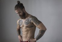 Retrato homem nu peito com tatuagens e barba — Fotografia de Stock