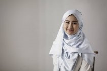 Портрет усміхнений молода жінка носити хіджаб — стокове фото