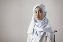 Porträt selbstbewusste, ernsthafte junge Frau im Hijab — Stockfoto