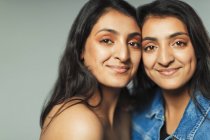 Улыбающиеся портреты, уверенные сёстры-близнецы — стоковое фото
