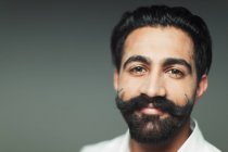 Retrato sorridente, jovem confiante com guiador bigode guiador — Fotografia de Stock