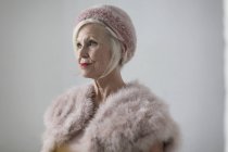 Portrait elegant senior woman wearing fur — Stock Photo