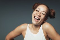 Portrait femme insouciante avec des taches de rousseur riant — Photo de stock