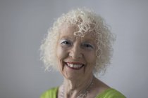 Portrait femme âgée heureuse et confiante — Photo de stock