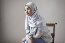 Jovem mulher pensativa em hijab seda azul — Fotografia de Stock
