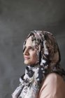 Serena, donna premurosa in hijab floreale guardando in alto — Foto stock