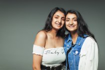 Retrato sonriente, hermanas gemelas adolescentes seguras - foto de stock