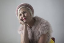 Sorridente, nostalgica, elegante donna anziana che indossa pelliccia — Foto stock