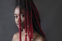 Porträt selbstbewusste, ernsthafte junge Frau mit roten Zöpfen — Stockfoto