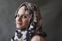 Ritratto donna sicura di sé con hijab floreale — Foto stock