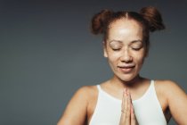 Портрет спокойной женщины с веснушками медитирует с закрытыми глазами — стоковое фото