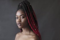 Portrait confiant, cool jeune femme avec des tresses rouges — Photo de stock