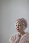 Портрет уверенный, элегантный пожилая женщина носит розовый мех — стоковое фото