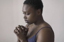 Спокойная женщина молится с четками — стоковое фото
