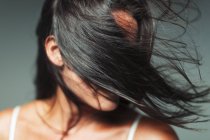 Vent soufflant les cheveux dans le visage des femmes — Photo de stock