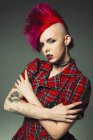 Portrait confiant, cool jeune femme avec mohawk rose et tatouages — Photo de stock