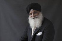 Ritratto sicuro di sé, anziano ben vestito con barba in turbante — Foto stock