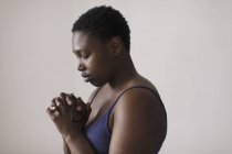 Retrato mulher serena com rosário rezando — Fotografia de Stock