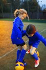 Дівчата-футболісти практикують на полі — стокове фото