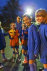 Porträt lächelnde, selbstbewusste Mädchenfußballmannschaft — Stockfoto
