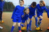 Портрет счастливые девушки футбольной команды на поле — стоковое фото