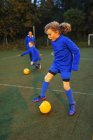 Дівчина-футболіст тренується на полі — стокове фото