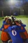 Mädchenfußballmannschaft in der Nacht auf dem Platz — Stockfoto