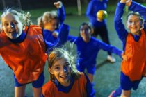 Портрет захоплені дівчата футбольна команда вітає — стокове фото