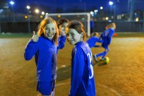Porträt selbstbewusstes Mädchen spielt Fußball, gestikuliert mit erhobenem Daumen — Stockfoto