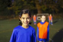 Retrato menina confiante jogando futebol — Fotografia de Stock
