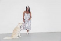 Retrato mujer confiada con perro - foto de stock