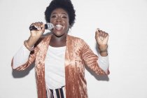 Ritratto giovane donna con microfono che canta — Foto stock