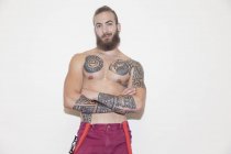 Retrato confiado, hipster masculino fresco con pecho desnudo y tatuajes - foto de stock