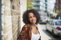 Portrait jeune femme heureuse et confiante sur le trottoir urbain — Photo de stock