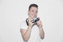 Портрет, посміхаючись, впевнено підлітком зі ретро камери — стокове фото