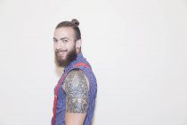 Portrait confident male hipster with shoulder tattoo — Stock Photo