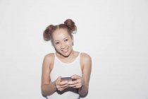 Портрет усміхнений, впевнена молода жінка, смс зі смартфоном — стокове фото