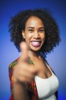Retrato confiante jovem mulher gestando polegares para cima — Fotografia de Stock