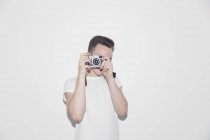 Мальчик-подросток с помощью ретро-камеры — стоковое фото