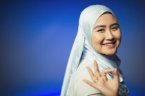 Retrato sorrindo, mulher jovem confiante em hijab gestos OK — Fotografia de Stock