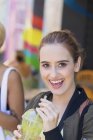 Ritratto felice giovane donna bere frullato verde — Foto stock