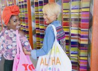 Porträt selbstbewusste junge Freundinnen beim Einkaufen — Stockfoto
