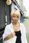Portrait confiant jeune femme sur le trottoir urbain — Photo de stock