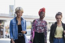 Giovani donne amiche a piedi — Foto stock