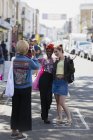 Jeunes femmes amies posant pour la photographie dans la rue urbaine — Photo de stock