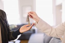 Agente immobiliare dando le chiavi al proprietario di casa — Foto stock