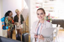 Portrait confident female real estate agent helping women arriving in house rental — Stock Photo