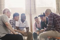 Homens falando em terapia de grupo — Fotografia de Stock